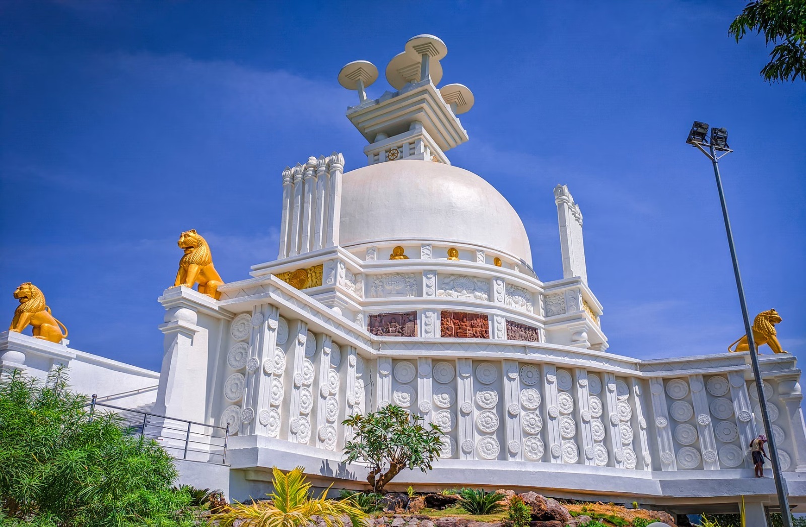 ধৌলি শান্তি স্তূপ- ভুবনেশ্বর থেকে মাত্র ৮ কিমি দূরে এই শান্তি স্তূপ। সম্রাট অশোকের কলিঙ্গ যুদ্ধের স্মৃতিবিজড়িত এই জায়গায় মিলবে ইতিহাসের গন্ধ আর প্রকৃতির শীতলতা। ঘুরতে যেতে গাড়ি ভাড়া ৮০০–১০০০ টাকাই যথেষ্ট।